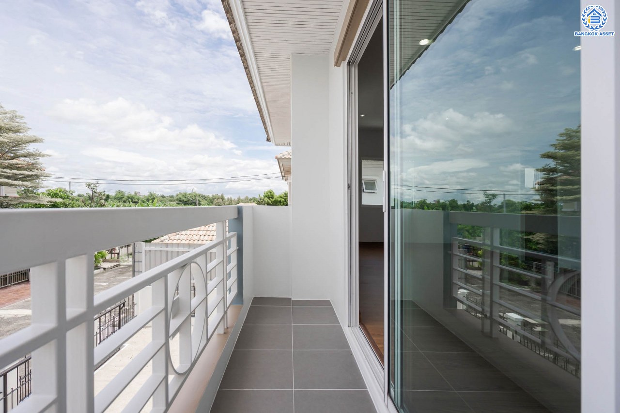 บ้านมือสองตกแต่งใหม่ ม.ชวนชื่น บรู๊คไซด์ ราชพฤกษ์-ติวานนท์ เนื้อที่ 53.6 ตร.ว. ฟังก์ชัน 3 ห้องนอน 2 ห้องน้ำ จอดรถได้ 1 คัน บรรยากาศเงียบสงบเป็นส่วนตัว สิ่งอำนวยความสะดวกมากมาย! บนทำเลศักยภาพ หน้าโครงการติดถนนใหญ่ ใกล้จุดขึ้นทางด่วน "ศรีสมาน"